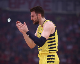 Επίσημα στην Αρμάνι Μιλάνο ο Γκούντουριτς