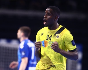 Ανανέωσε για δύο χρόνια με την ΑΕΚ ο Τουρέ