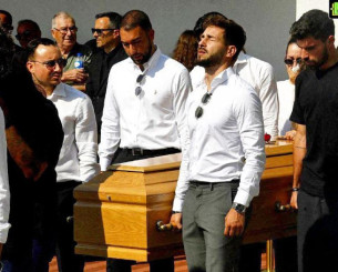 Σπαραγμός καθώς έφτασαν στην εκκλησία τα φέρετρα του Ζότα και του αδερφού του (video)