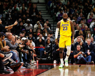 Τρεις ομάδες, 23 χρόνια, εκατοντάδες εκατομμύρια: Πόσα χρήματα βγάζει στο NBA ο ΛεΜπρόν από το 2002