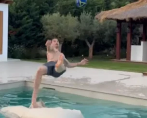 Ο Zλάταν το... έχει ακόμα - Απίθανο ανάποδο ψαλιδάκι στην πισίνα από τον Σουηδό (video)