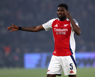 Σοκ στην Αγγλία: Ένταλμα σύλληψης για τον Πάρτεϊ, κατηγορείται για πέντε βιασμούς