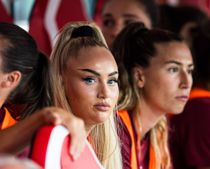 Η Αλίσια Λέμαν και το look των 2.700 ευρώ που εξόργισε τους οπαδούς μετά την ήττα από την Κ15