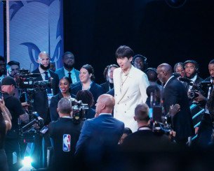 Ύψος 2.18 μ., βάρος 117 κιλά: Ο Κινέζος «Γιόκιτς» που έκανε άπαντες να αναρωτηθούν με την επιλογή του στο draft