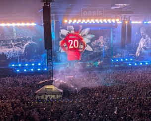 Συγκίνηση στη συναυλία των Οasis - Aφιέρωσαν το «Live Forever» στον Ζότα (video)