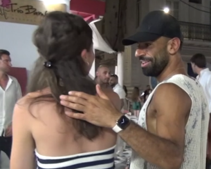 Βίντεο: Θαυμάστριες του Σαλάχ τον είδαν στη Μύκονο και τον κυνηγούσαν - «Μη με καταλάβουν»