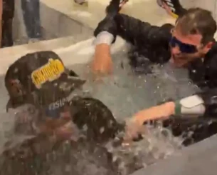 «Τρέλα» στην Παρί για την κατάκτηση του πρωταθλήματος - Πέταξαν στην μπανιέρα Σορτς και Σπλίτερ (video)