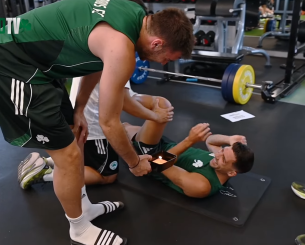 Ο Ιωαννίδης έκανε έκπληξη με... τούρτα στον Μπακασέτα (video)