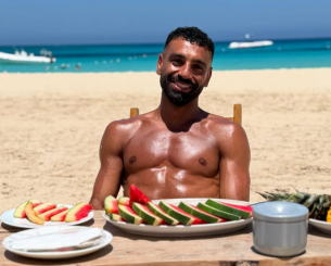 Παραλία, ήλιος και καρπούζι - Ο Σαλάχ το ζει... ελληνικά, παρέα με πρώην παίκτη του Ολυμπιακού