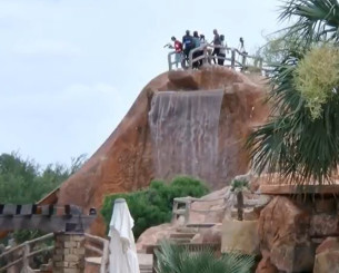 Διάσημος YouTuber πήγε στο σπίτι του Τόνι Πάρκερ και έπαθε... πλάκα με αυτό που είδε (video)