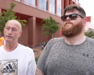 Βαρύ πένθος στο «Άνφιλντ» - Οπαδοί της Λίβερπουλ αφήνουν λουλούδια έξω από το γήπεδο