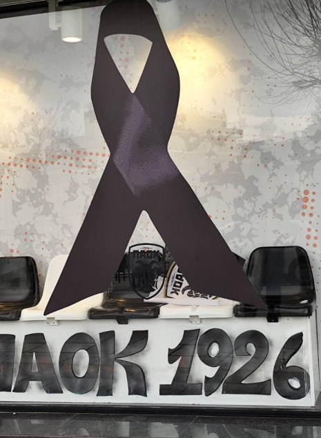 Φανέλες με τα ονόματα των αδικοχαμένων φίλων του ΠΑΟΚ στην μπουτίκ των «ασπρόμαυρων» (photo)
