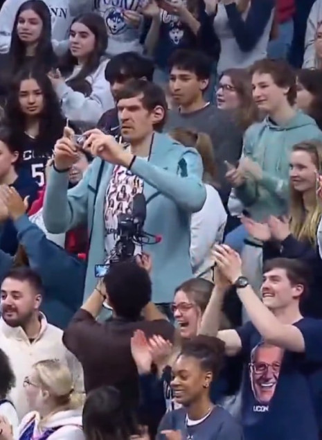 Δεν περνάει ποτέ απαρατήρητος: Ο γιγάντιος Μαριάνοβιτς τράβηξε τα βλέμματα σε παιχνίδι κολεγίου (video)