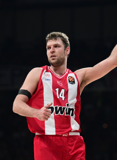 Η τρίποντη βόμβα του Βεζένκοφ που κλείδωσε τη νίκη του Ολυμπιακού κόντρα στον Ερυθρό Αστέρα (video)