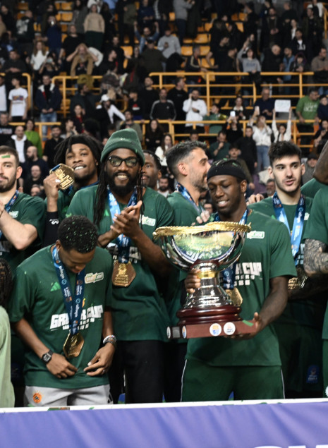 Η απονομή του Κυπέλλου από τα «μάτια» του Φαρίντ και η ατάκα του στον Χέιζ-Ντέιβις (video)