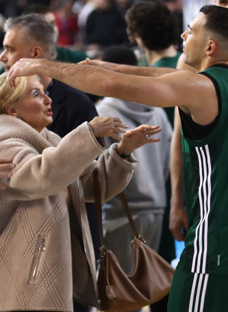 Θερμός εναγκαλισμός ανάμεσα στη Δέσποινα Γιαννακοπούλου και τον Κώστα Σλούκα