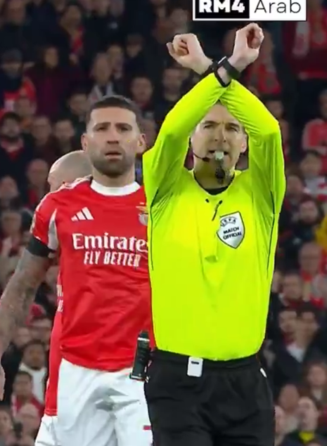 Τι σημαίνει το «Χ» που σχημάτισε με τα χέρια ο διαιτητής στο Μπενφίκα - Ρεάλ για το περιστατικό με τον Βινίσιους