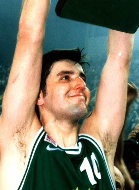 Ποιο τρόπαιο πανηγύριζε ο Ντέγιαν Μποντιρόγκα στο λάβαρο που κατέβηκε από το Telekom Center Athens