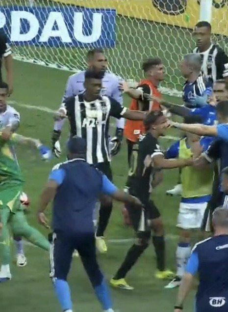 Αγριο ξύλο στο Κρουζέιρο – Ατλέτικο Μινέιρο με τον διαιτητή να αποβάλει 23 παίκτες!