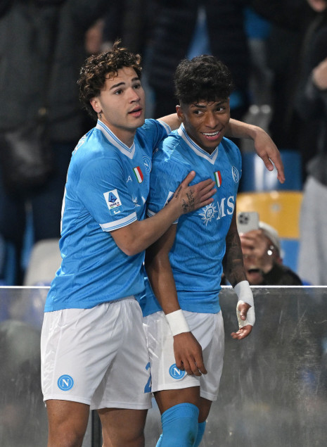 Σε απόσταση αναπνοής από τη Μίλαν η Νάπολι μετά τη νίκη επί της Τορίνο