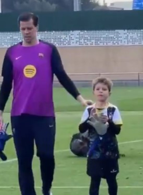 Ο γιος του Σέζνι πήγε στη προπόνηση της Μπαρτσελόνα και «προκάλεσε» σε πέναλτι τον πατέρα του (video)