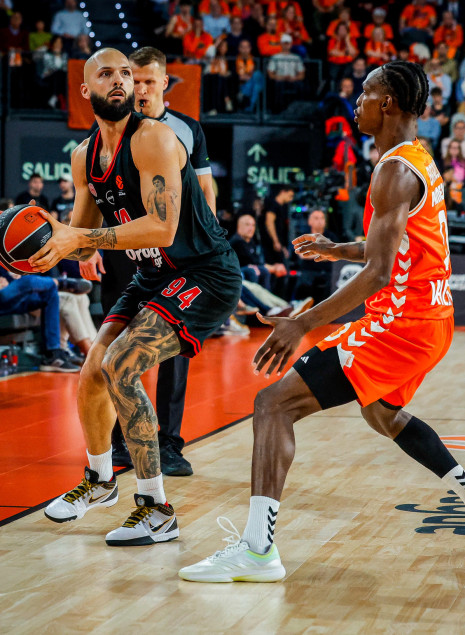 Ο Ολυμπιακός έχασε τη ματσάρα της Βαλένθια στο φινάλε με «μοιραίο» τον Φουρνιέ