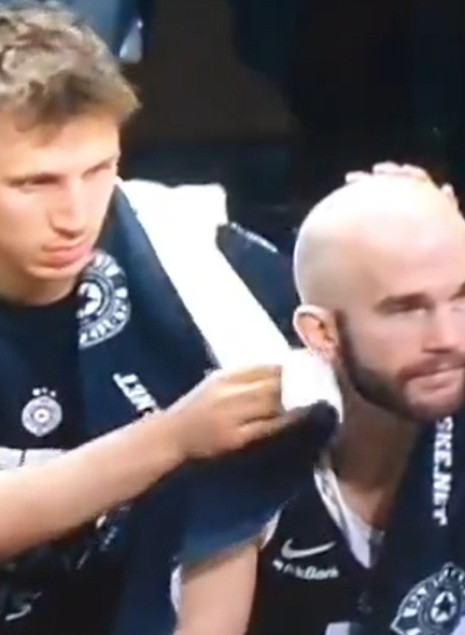 Viral στιγμιότυπο: Συμπαίκτης του Καλάθη του σκούπιζε... το κεφάλι στον πάγκο της Παρτίζαν (video)