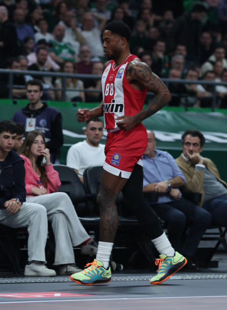 Βαριά τιμωρία στον Ταϊρίκ Τζόουνς για τη χειρονομία στο ΟΑΚΑ