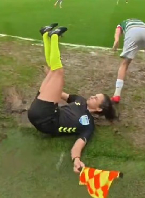 Η πτώση μέσα στις λάσπες και η διαιτητής στην Τουρκία που έγινε viral (video)