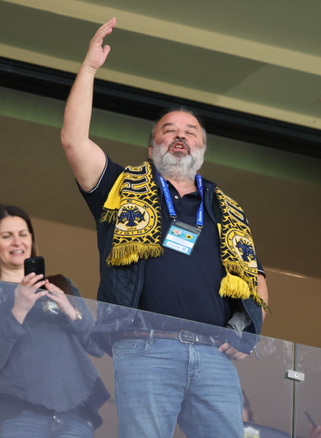 Ποιο αγαπημένο τραγούδι του Ηλιόπουλου έπαιξε στα μεγάφωνα μετά το ντέρμπι