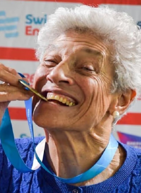 Έχει 11 δισέγγονα και πάνω από 100 ρεκόρ στην κολύμβηση - Η απίθανη ιστορία της 95χρονης Τζέιν Άσερ