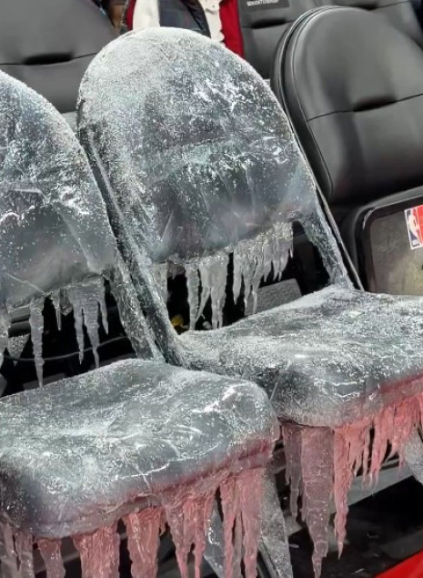 Ο Drake έκανε προμόσιον το νέου του άλμπουμ με δύο παγωμένες καρέκλες στο ματς των Ράπτορς (video)