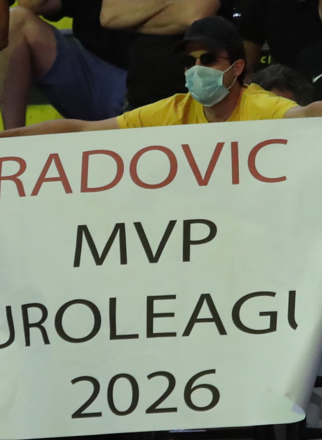 To πανό των φίλων της ΑΕΚ για Ολυμπιακό και Ράντοβιτς στη Sunel Arena