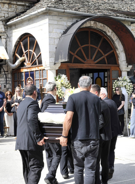 Σε κλίμα οδύνης η κηδεία του Μάριου Οικονόμου στα Ιωάννινα (photos)