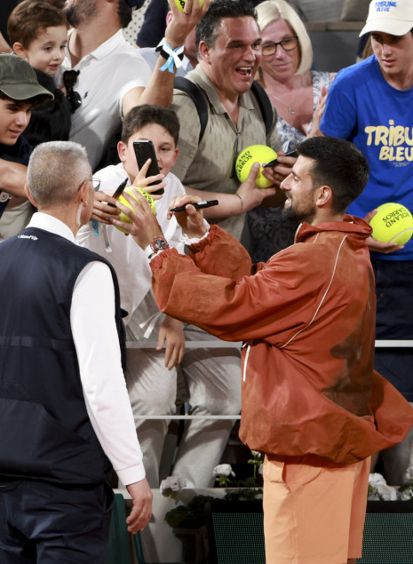 O Τζόκοβιτς εμφανίστηκε στο Roland Garros και έκανε πάταγο με το μπουφάν του