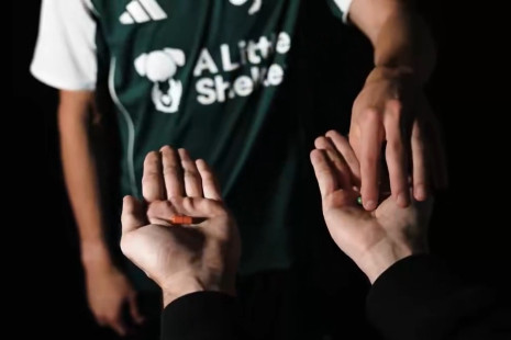 Επικό βίντεο του Παναθηναϊκού με Αντίνο εμπνευσμένο από το Matrix - Ο συμβολισμός με το χάπι που διάλεξε