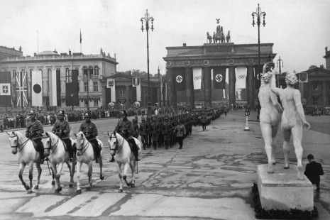 Τα μπλουζάκια με τους ναζιστικούς Ολυμπιακούς Αγώνες εξαντλήθηκαν - Οι αντιδράσεις και η στάση της ΔΟΕ