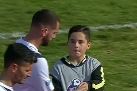 Τρομερή στιγμή: Ένα ball boy εισέβαλλε στο γήπεδο του Αστέρα και πήρε αυτόγραφα από τους παίκτες του Ηρακλή (video)