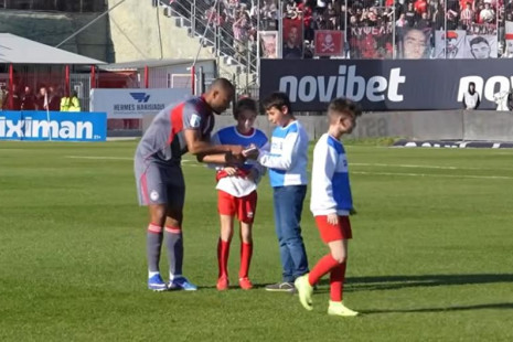 Τα αυτόγραφα του Ελ Κααμπί στα μικρά παιδιά και η αποθέωση στο τέλος - Η παρακάμερα του Ολυμπιακού απ' τις Σέρρες