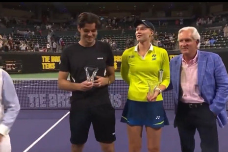 Η Ριμπάκινα έβγαλε το χέρι ενός άνδρα από τη μέση της κατά τη διάρκεια της απονομής τροπαίου (video)