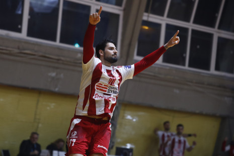 Ο Ολυμπιακός πήρε το ντέρμπι με την ΑΕΚ και «κοιτάζει» τη κορυφή της Handball Premier