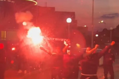 Οι παίκτες της Καλαμάτας κατέβηκαν στα Μέγαρα και πανηγύριζαν με καπνογόνα (video)