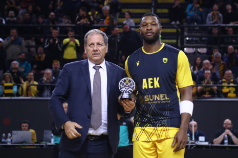 Η ΑΕΚ βράβευσε τον MVP Γκρέι πριν από το παιχνίδι με τη Μπανταλόνα