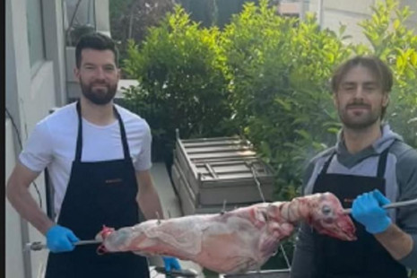 Πίτερς και Πάπας τήρησαν το έθιμο και σούβλισαν αρνί (photo)