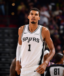 «Συναγερμός» στους Σπερς με Γουεμπανιαμά: Υπέστη διάσειση