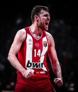 Παίζει μόνος του για MVP ο Βεζένκοφ!