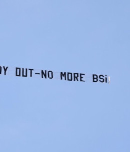 Ιπτάμενο πανό: Οι οπαδοί της Γουέστ Χαμ μίσθωσαν αεροπλάνο για να «επιτεθούν» στη διοίκηση (video)