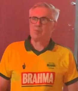 «Έκλεψε» την παράσταση ο Αντσελότι στο καρναβάλι - Η μπύρα με θρύλους και η... απαίτηση του Σαντάνα (video)