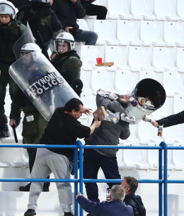Πεντάλεπτη διακοπή λόγω επεισοδίων στο Κηφισιά - ΟΦΗ (photos & video)