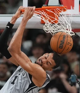 Ο Γουεμπανιαμά «πάτησε» τους Ρόκετς, με 30άρη Μπούκερ οι Σανς